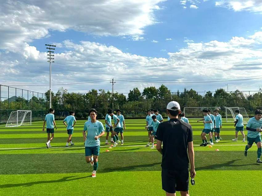 选手们在训练中积极备战体育赛事